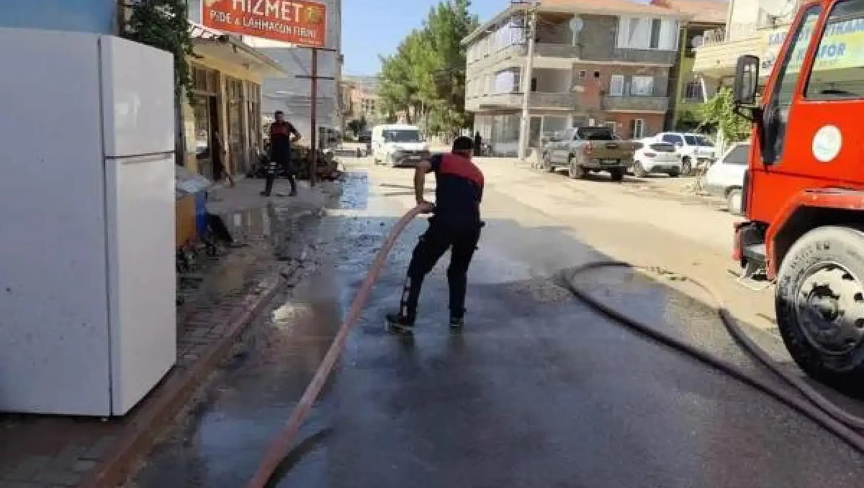 Gölbaşı ilçesinde yollar yıkanıyor