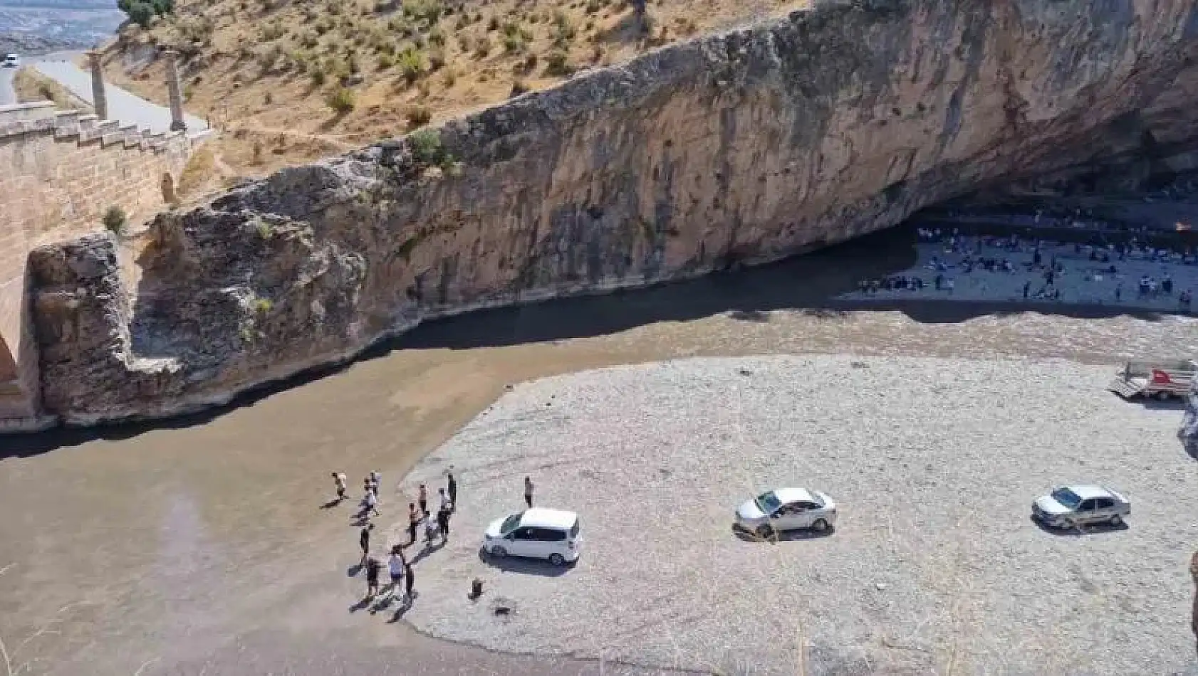 Açılan HES kapakları piknikçileri mahsur bıraktı