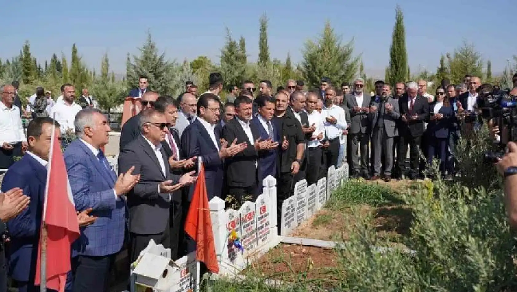 Adıyaman'a gelen Ekrem İmamoğlu deprem şehitliğini ziyaret etti