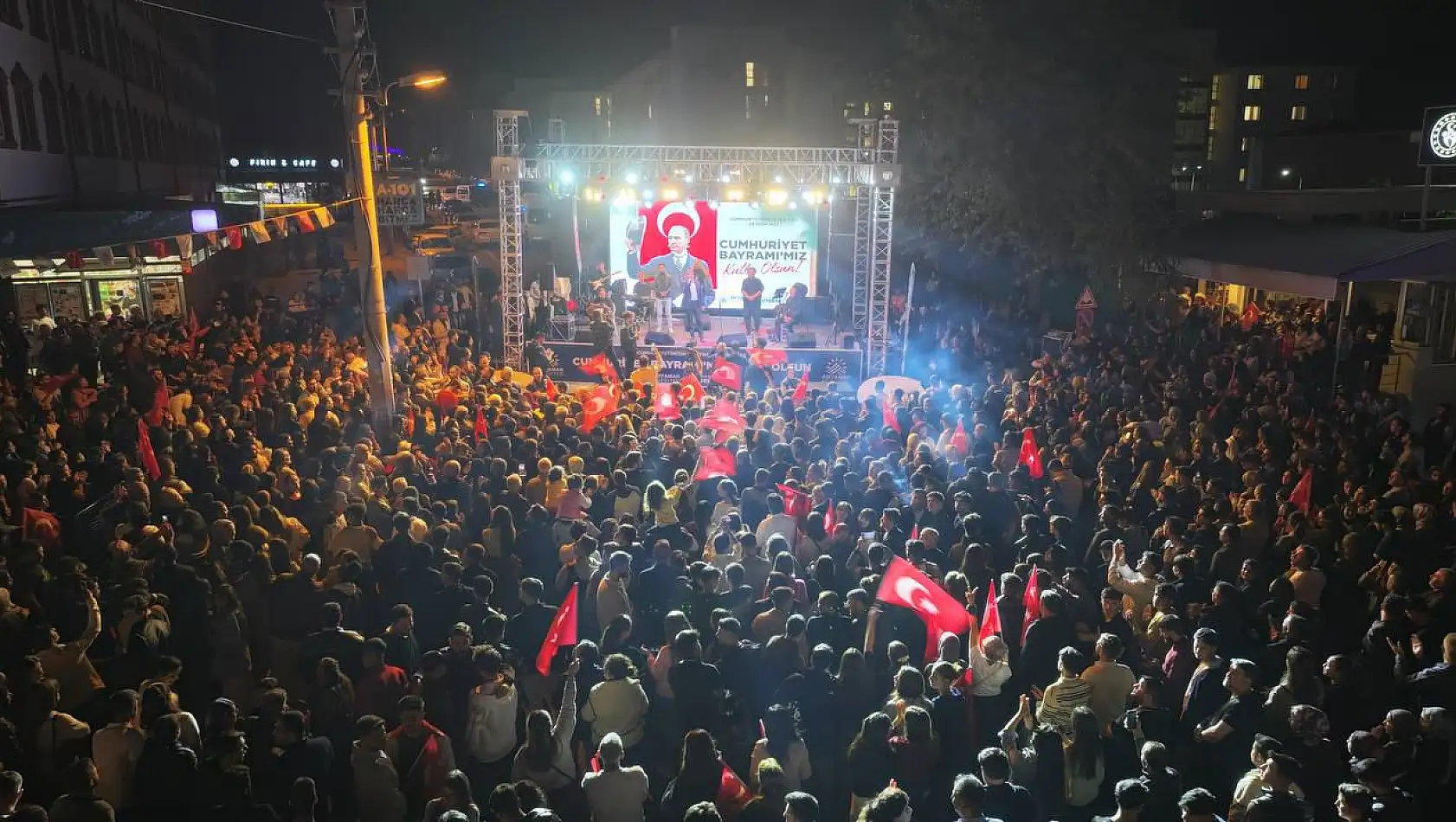 Adıyaman'da Cumhuriyet Coşkusu kortej ve konserle taçlandı