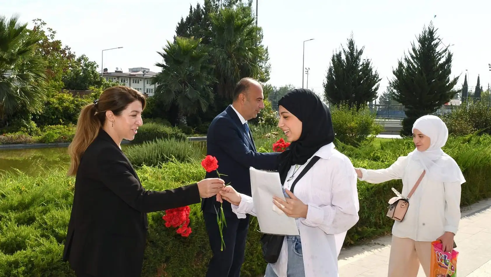 Adıyaman Üniversitesi Rektörü Keleş öğrencileri karanfillerle karşıladı