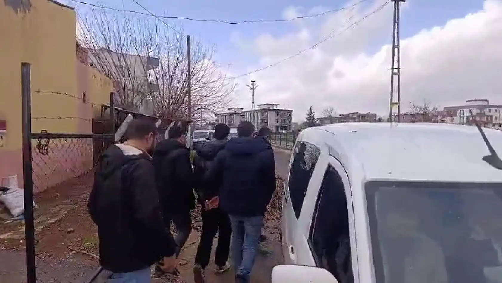 Bacaklarından bıçaklanan genç hastaneye kaldırıldı