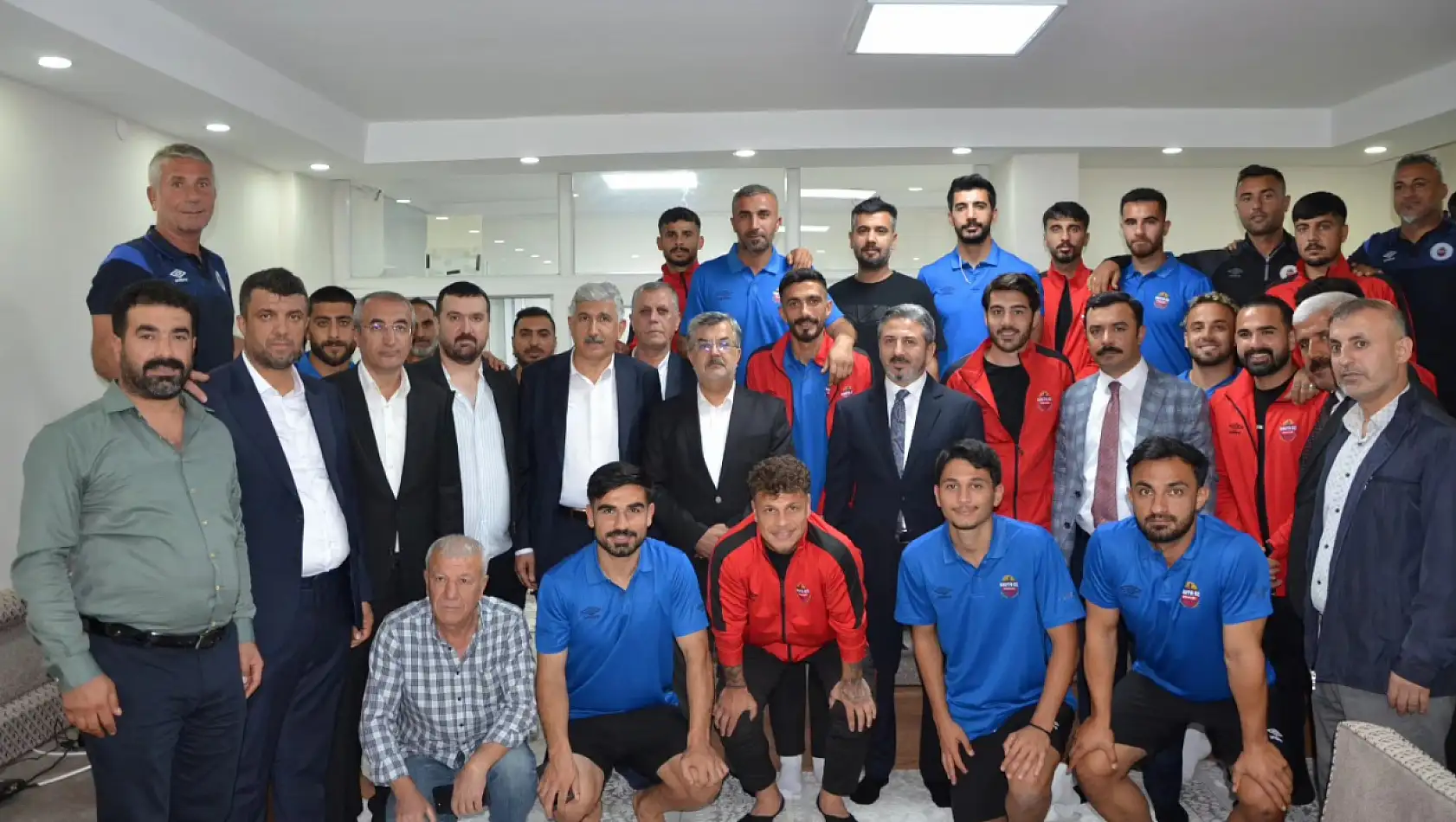 Bakan Yardımcısı Aydın'dan Kahta 02 Spora moral ziyareti