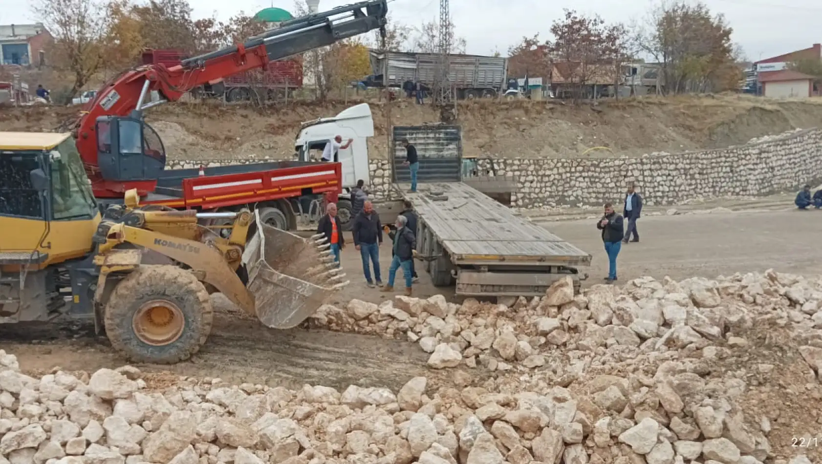 Besni'de kayganlaşan yolda Tır kaydı, yol trafiğe kapandı