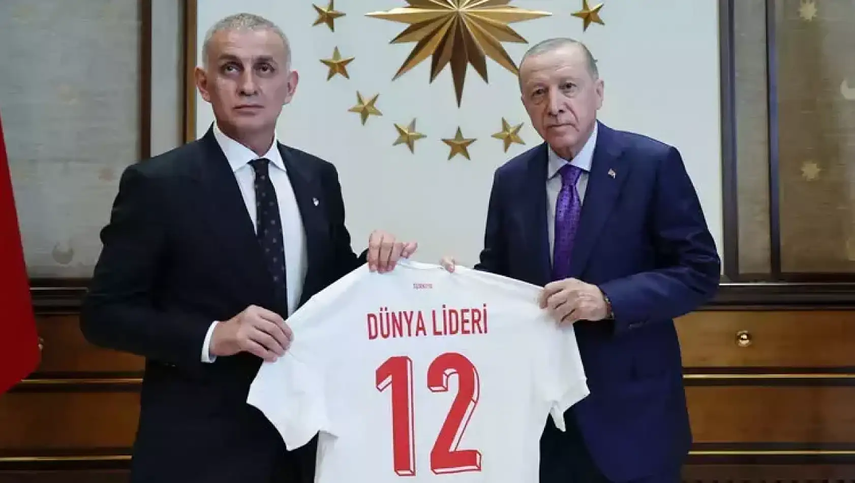 Cumhurbaşkanı Erdoğan, TFF Başkanı Hacıosmanoğlu ile beraberindekileri kabul etti