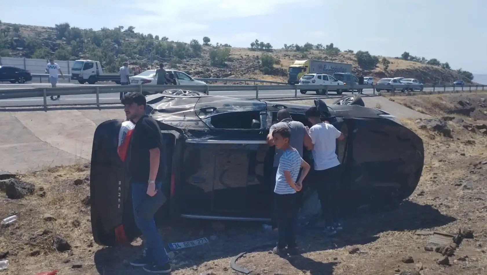 Elazığ'da otomobil şarampole devrildi: 7 yaralı