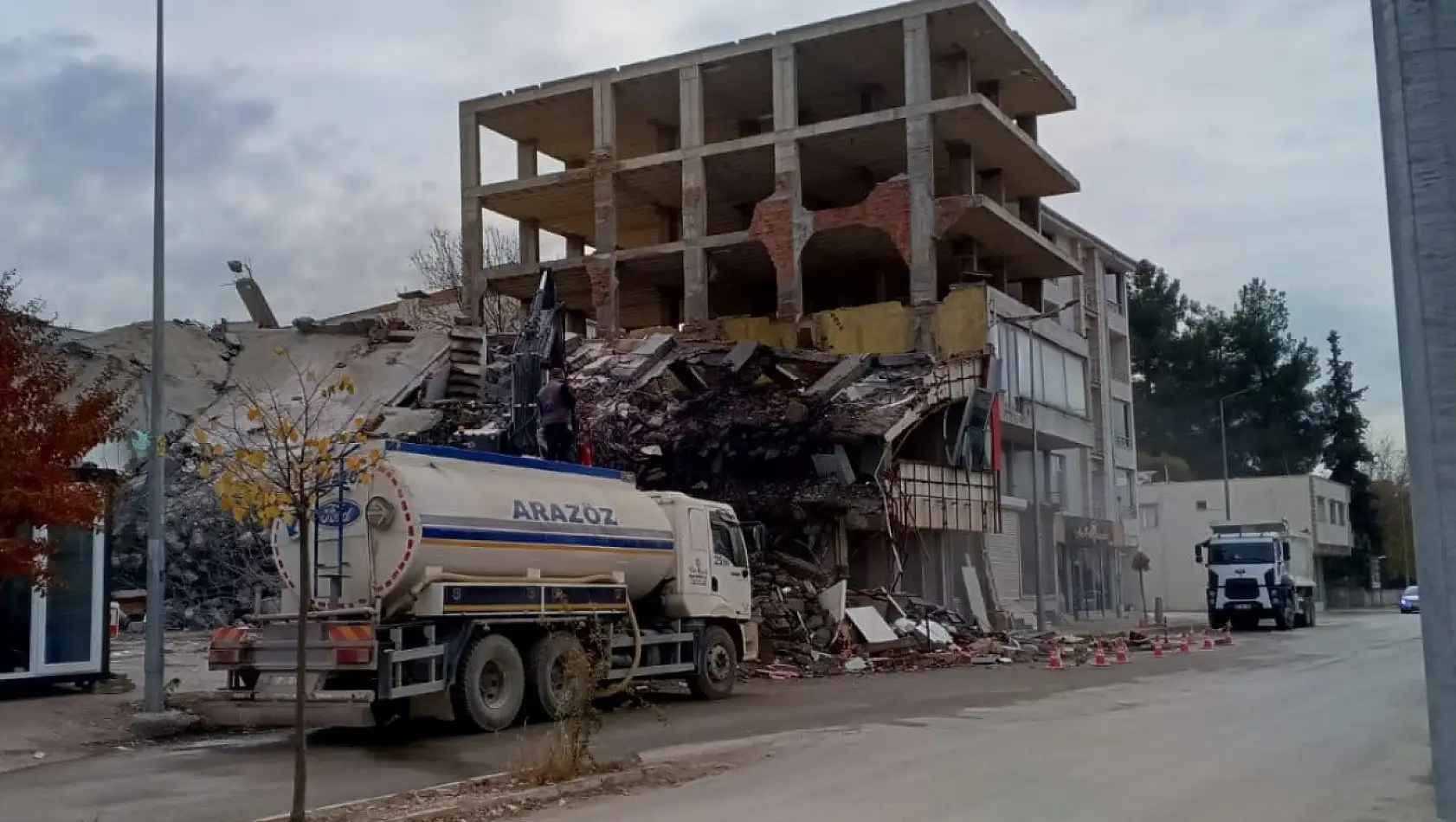 Gölbaşı'nda ağır hasarlı binaların yıkımı sürüyor