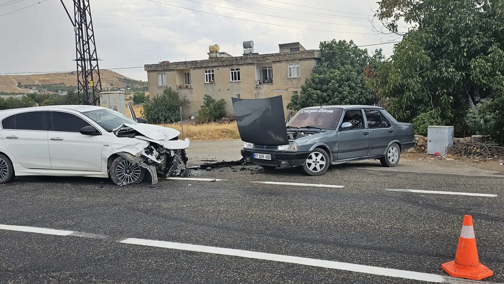 İki otomobil kafa kafaya çarpıştı: 1 Yaralı 