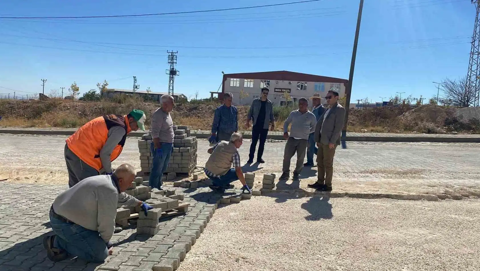 Besni Kaymakamı Partal, yol yapım çalışmalarını inceledi