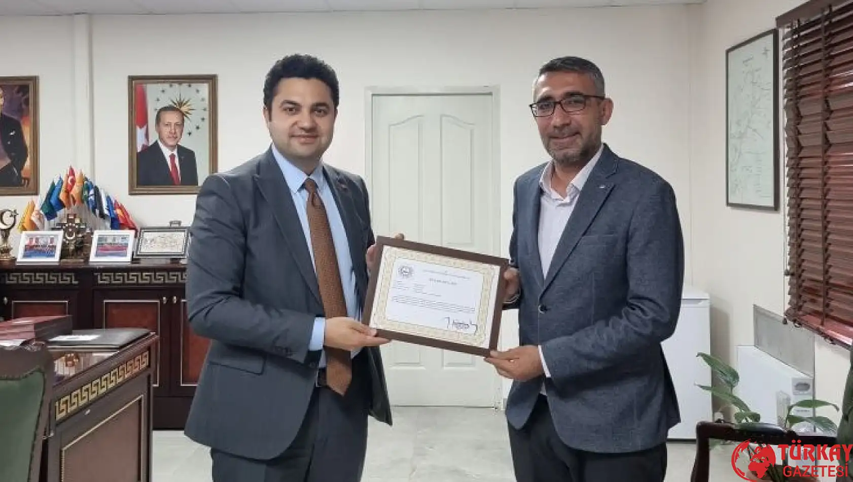 Kaymakam Seyhan Gençlik Spor ilçe müdürü Güleç'i başarı belgesiyle uğurladı