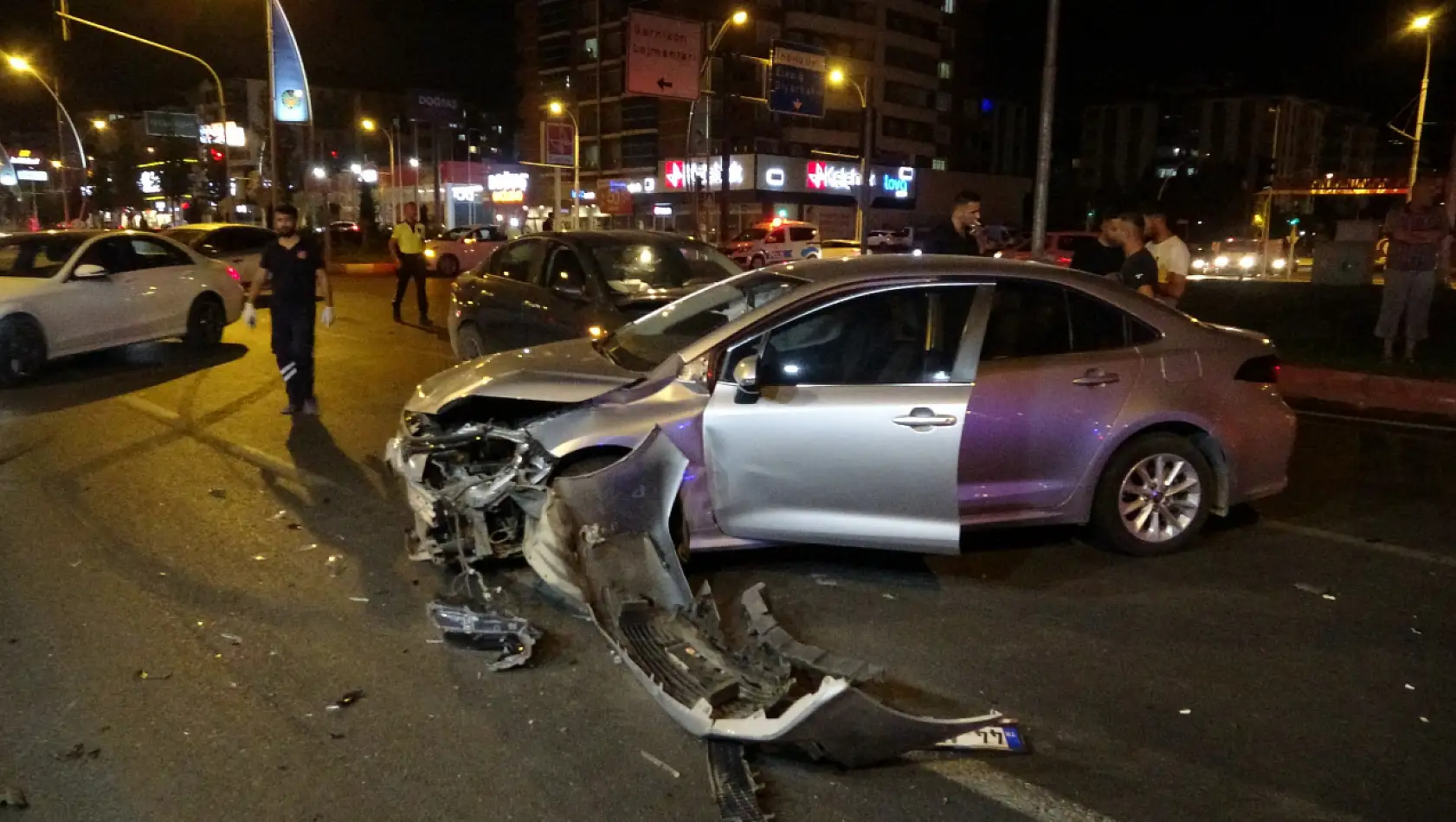 Malatya'da 4 aracın karıştığı kazada ortalık savaş alanına döndü 3 yaralı