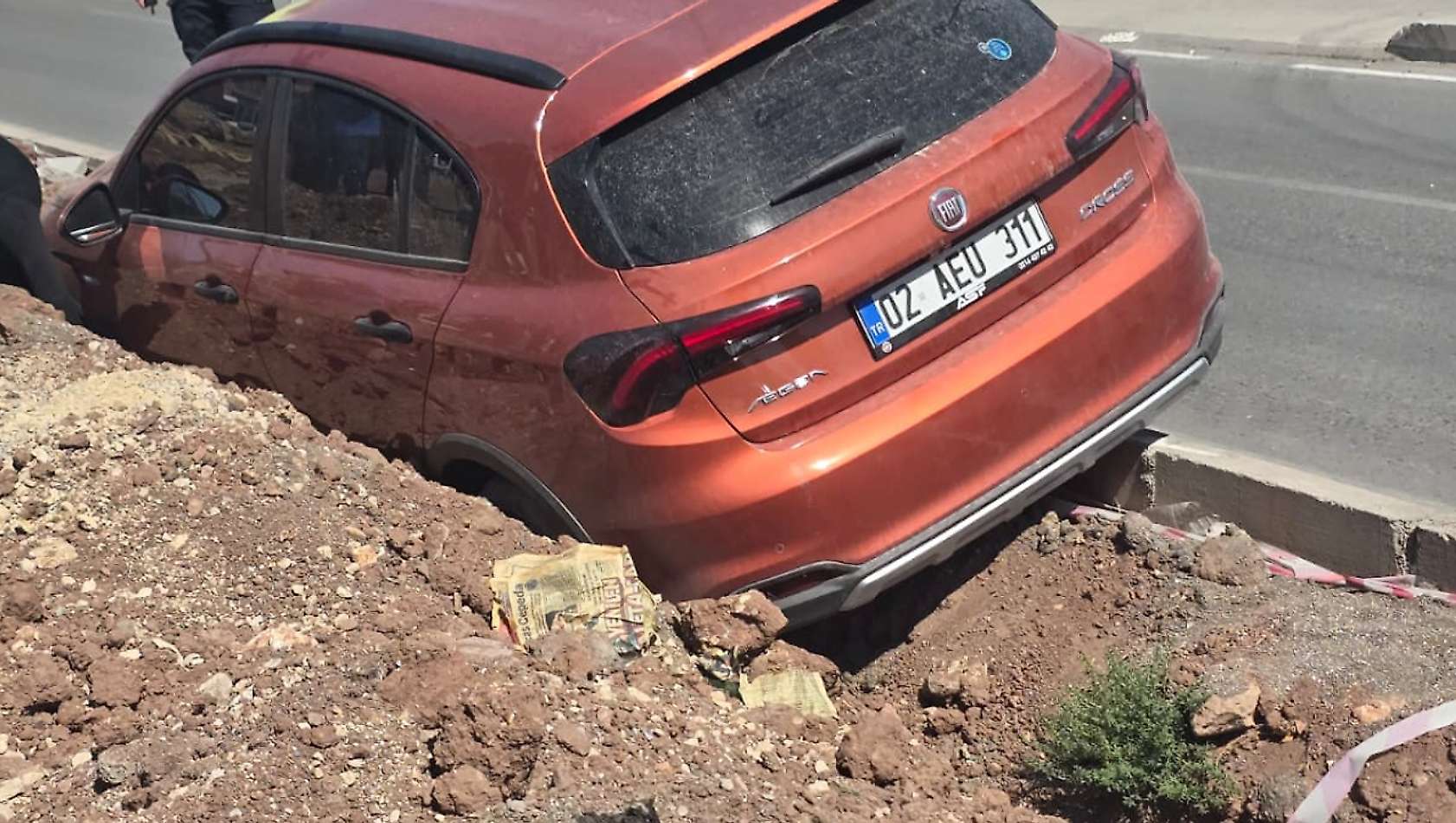 Otomobil orta refüje çıkarak kaza yaptı: otomobilde maddi hasar oluştu