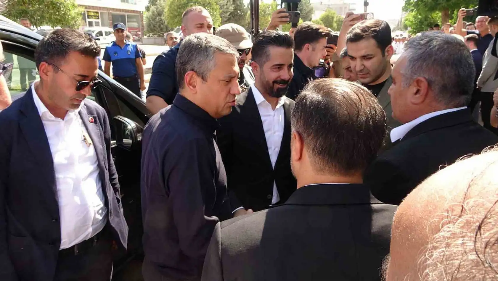 Özgür Özel'den Abdurrahman Tutdere'ye destek ziyareti