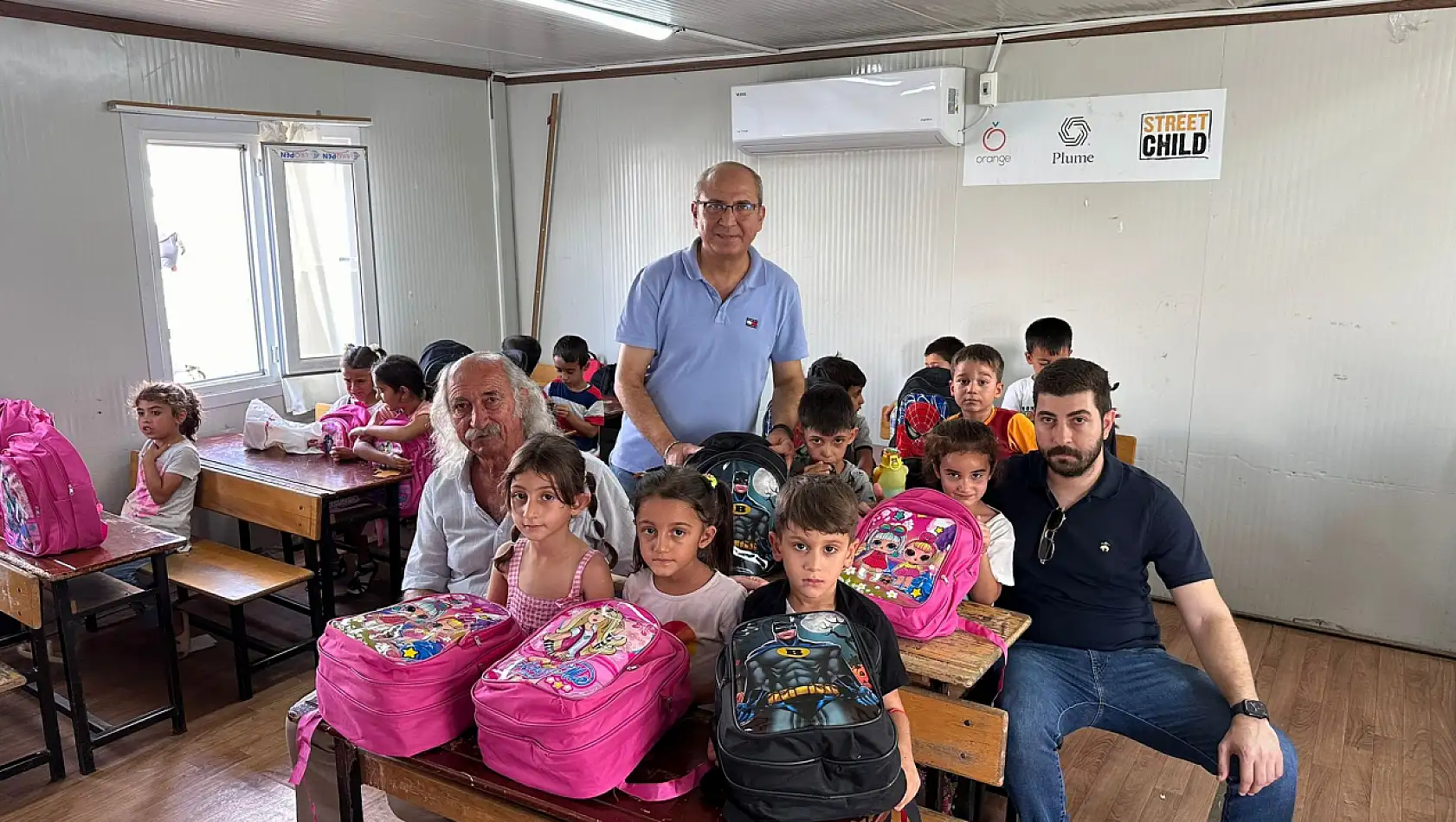 Rotary'den çocuklara çanta hediyesi