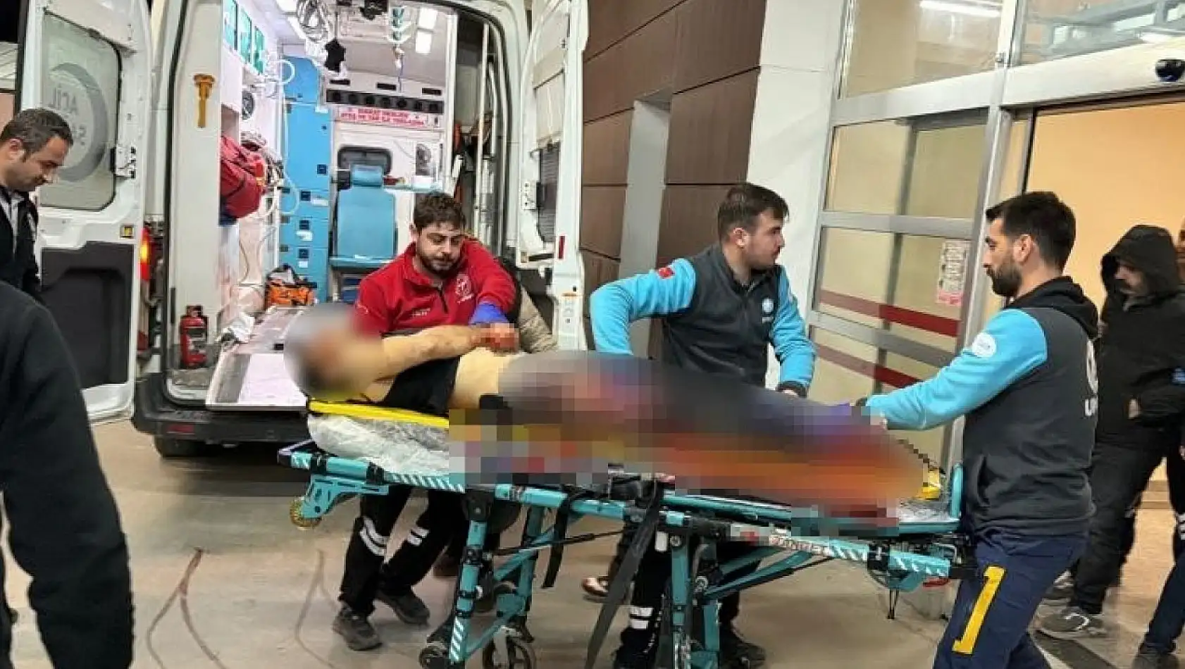 Sokak ortasında bıçaklanarak ağır yaralandı