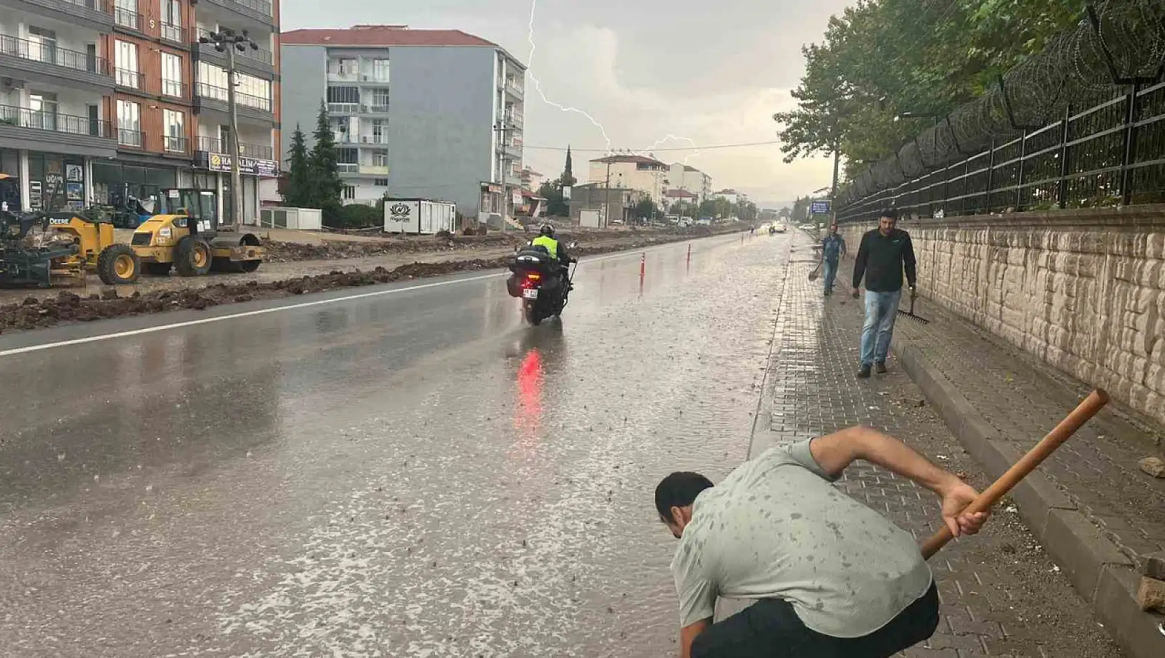 Gölbaşı Belediyesi karayolda tıkanan mazgalları temizledi