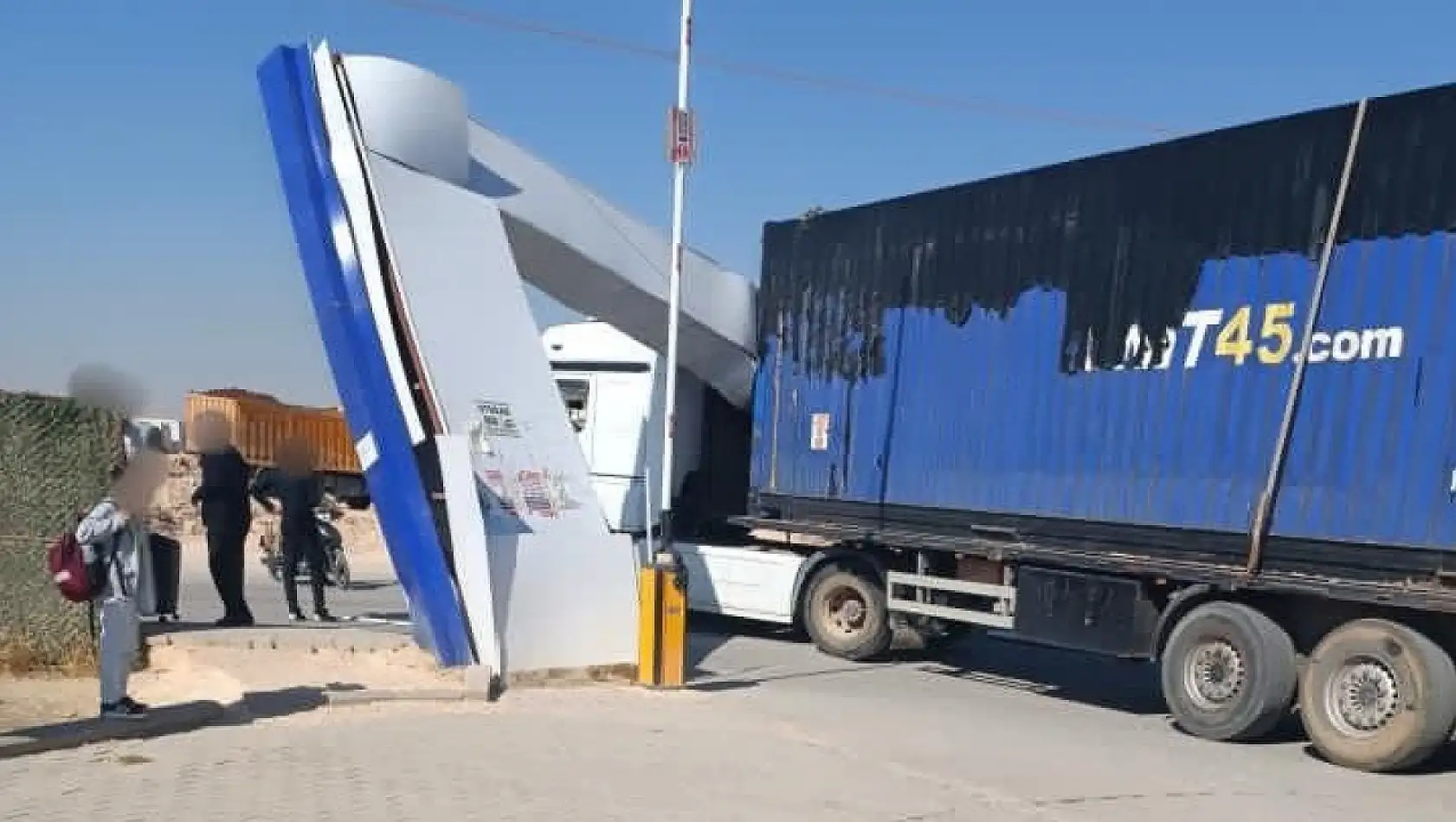 Adıyaman'da tırın çarptığı konteyner kent levhası yerinden söküldü