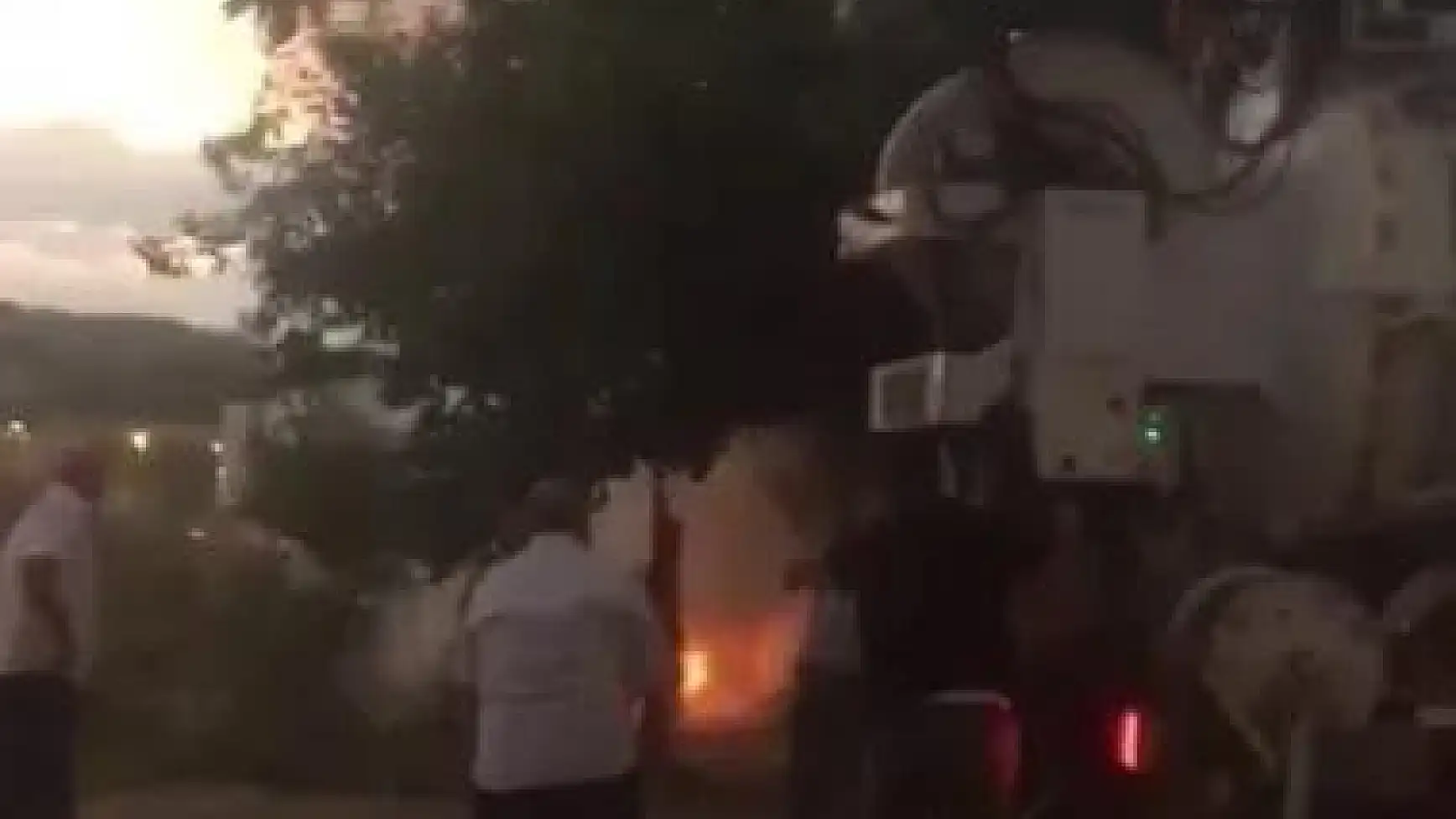 Park halindeki otomobil alev alev yandı