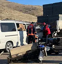 Tır ile minibüs çarpıştı: 3 ölü