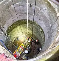 Metrelerce derinlikteki kuyuya düşen genç operasyonla kurtarıldı