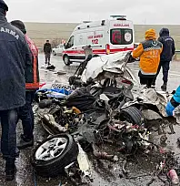 Otobüs otomobili kağıt gibi ezdi: 3 ölü, 1 yaralı