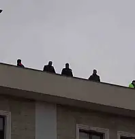 Valilik binasına çıkarak intihar teşebbüsünde bulunan şahıs ikna edildi