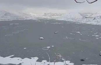 Adıyaman'da Çat Barajı'nın yüzeyi buz tuttu