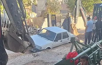 Adıyaman'da otomobil alt yapı çukurunda mahsur kaldı