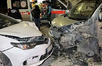 Adıyaman'da otomobil ile hafif ticari araç çarpıştı: 3 yaralı