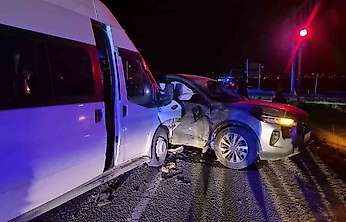 Adıyaman'da otomobil ile minibüs çarpıştı: 12 yaralı