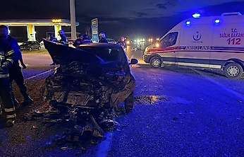 Adıyaman'da otomobil kamyonetle çarpıştı: 1'i ağır 4 yaralı