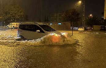 Adıyaman'da Sağanak Yağış Hayatı Olumsuz Etkiledi Yollar Göle Döndü