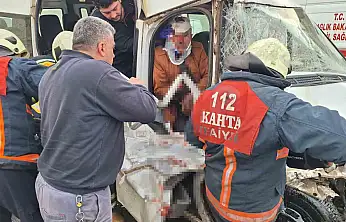Adıyaman'da tır ile minibüs çarpıştı: 7 yaralı