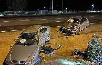 Akaryakıt istasyonuna girmek isteyen araç bir başka araçla çarpıştı: 1'i ağır 8 yaralı