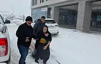 Ambulansla karda mahsur kalan hastayı belediye ekipleri kurtardı