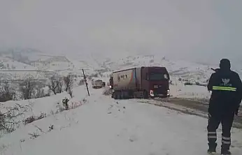 Araçlar karlı yolda mahsur kaldı
