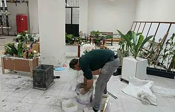 Atık malzemelerle okulu süslüyor