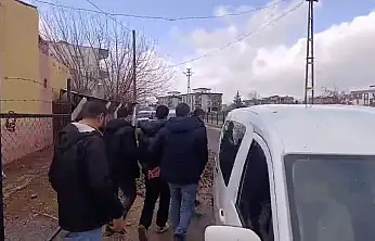 Bacaklarından bıçaklanan genç hastaneye kaldırıldı