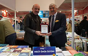 Başkan Hallaç'tan yazarlara plaket