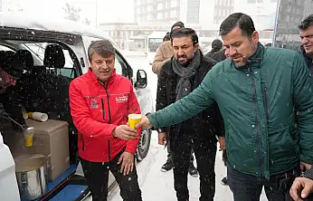 Başkan Tutdere'den Yürekleri Isıtan İkram: Kar Yağışında Sıcak Çorba Desteği