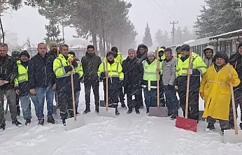 Besni Belediye ekipleri kar temizleme çalışması başlattı
