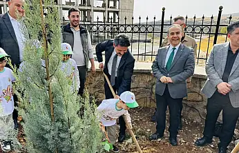 Besni'de fidanlar toprakla buluşturuldu