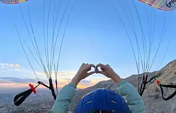 Besni'de öğrencilerin hazırladığı tohum topları paraşütle doğaya bırakıldı