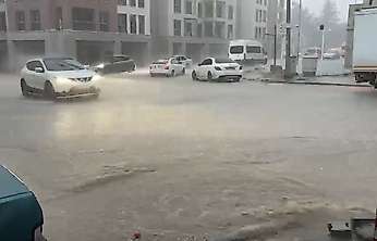 Besni'de sağanak yağış: Cadde ve sokaklar göle döndü