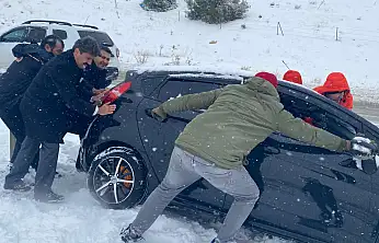 Besni Kaymakamı Aslan'dan örnek davranış: Yolda kalan araca destek verdi