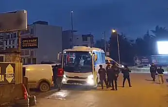 Binaya asılan pankart polis tarafından kaldırıldı