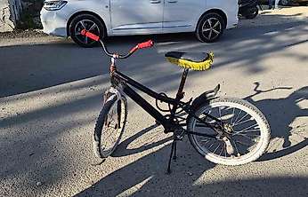 Bisiklet otomobile çarptı: 1 yaralı