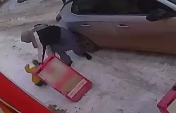 Buzlu yol vatandaşlara zor anlar yaşattı