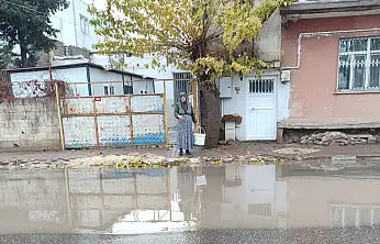 Caddede biriken sular evleri bastı