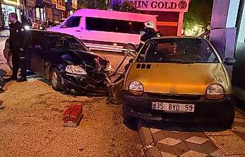 Kahta'da çarpışan otomobiller iş yerine daldı 2 yaralı